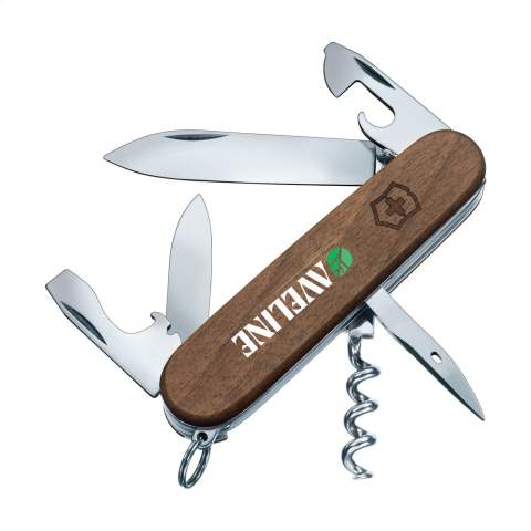 Couteau Suisse original de la marque Victorinox avec poignée en noyer. Ce bois provient de branches et d'arbres tombés. Les plaques intermédiaires en aluminium dur anodisé et les outils sont fabriqués en acier 100% recyclé. 7 pièces avec 10 fonctions : grand couteau, petit couteau, tire-bouchon, ouvre-boîte avec petit tournevis, décapsuleur avec grand tournevis, pince à dénuder, alésoir avec poinçon et œillet et porte-clés. Comprend un mode d'emploi et une garantie à vie contre les défauts de matériaux et de fabrication.  Victorinox est le symbole mondial de qualité, fiabilité, fonctionnalité et perfection. Attention, la législation en vigueur s'applique concernant la possession et / ou le transport de couteaux ou d'outils multifonctions en public. Par pièce dans une boîte.