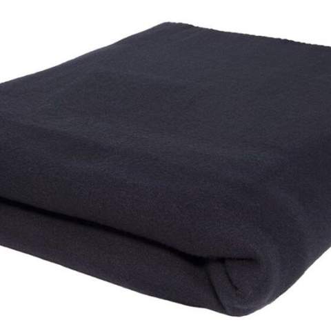 Cette couverture en polaire est la solution idéale pour une soirée confortable et chaleureuse à la maison. Fabriquée à 100% en polyester, cette couverture est douce et chaude, parfaite pour se blottir lors d'une soirée froide. Avec un grammage de 200, la couverture est épaisse et apportera une agréable chaleur. La taille de 150x120cm rend la couverture assez grande pour couvrir confortablement une personne, mais suffisamment compacte pour être emportée lors d'un pique-nique dans un parc ou d'un week-end à l'extérieur. Cette couverture en polaire est un must pour tous ceux qui aiment le confort et la chaleur.