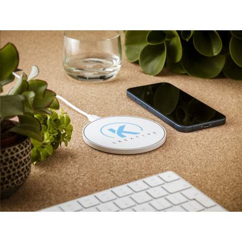 10W wireless charger. The casing is made from recycled ABS plastic. Compatible with all mobile devices that support QI wireless charging (latest generation Android and iPhone 8 and above). Input: 9V/1.1A. Wireless output: 9V/1.1A 10W. Includes a cable (USB-A and type C) and user manual. This product and its accessories are PVC-free. Each item is supplied in an individual brown cardboard box.