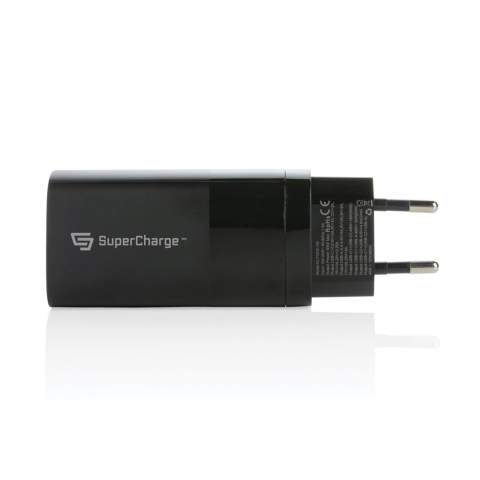 Ben je het urenlang wachten op het opladen van je apparaten beu? Zeg vaarwel tegen langzaam opladen en hallo tegen razendsnel opladen met deze 65W Ultra Snelle PD Wandlader met 2 Type-C-uitgangspoorten en een USB-A-uitgangspoort. Het laadt niet alleen je smartphones en tablets in een oogwenk op, maar kan ook je laptops van stroom voorzien, waardoor het de ultieme alles-in-één oplaadoplossing is. Je apparaten zijn in veilige handen met onze geavanceerde bescherming tegen oververhitting, overspanning en overstroom. Deze wandlader is uitgerust met GaN (Gallium Nitride) technologie, wat hem niet alleen kleiner en draagbaarder maakt, maar ook de efficiëntie verhoogt. Voor een snelle boost kun je jouw apparaat in slechts 30 minuten tot 50% opladen.Input: 100-240V, Output power: 65W Max.Output USB-C1/C2: 5V/3A, 9V/3A, 12V/3A, 15V/3A, 20V/3.25AOutput USB-A: 5.5V/5A, 5V/3A, 9V/3A, 12V/3A, 20V/3A