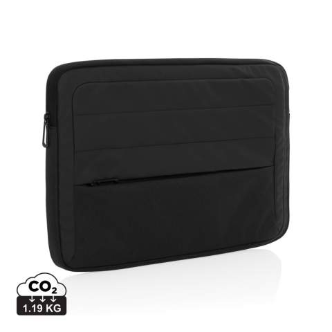 Eine elegante Art, Ihren Laptop zu schützen - eine geräumige Vordertasche und ein schlankes Design, das bis zu einem 15,6" Laptop Platz bietet. Hergestellt aus 100% recyceltem Polyester. Mit AWARE™-Tracer, der die tatsächliche Verwendung recycelter Materialien bestätigt. 2% des Erlöses jedes verkauften Aware™-Produkts werden an Water.org gespendet. PVC-frei.<br /><br />FitsLaptopTabletSizeInches: 15.6<br />PVC free: true