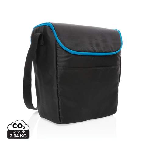 Diese mittelgroße Kühltasche ist der perfekte Begleiter für all Ihre Trips und Reisen um alle Ihre Speisen und Getränke schön kalt halten. Die weite Öffnung erleichtert das Laden und den Zugang zu Ihren Speisen und Getränken. In kompaktem, wüfelförmigem Format mit robusten Griffe zum einfachen Tragen und  mit einer Außentasche für alles was man sonst noch so dabei hat. Passend für bis zu 20 Dosen. Außen Ripstop und Planenmaterial, innen aus 100% PEVA.