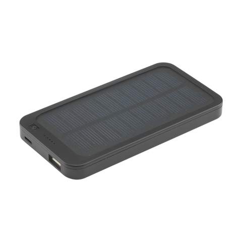 Batterie externe puissante, de haute capacité, en munie d'un panneau solaire et d'une batterie polymère rechargeable intégrée (4 000 mAh). Peut être rechargée à l'énergie solaire ou sur le secteur (via le port USB). Le boîtier est fabriqué à partir de ABS recyclé. Entrée : 5 V / 1 A. Sortie : 5 V / 1 A. Comprend un câble de charge avec connexion USB-C, connecteur USB-C et un mode d'emploi. Certifié RCS. Matière recyclée totale : 40%. Par pièce dans une boîte.