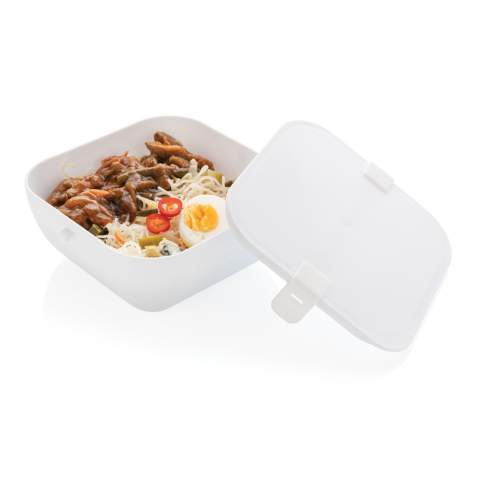 Deze stijlvolle en stevige lunchbox past perfect in een gezonde levensstijl. Door zijn vierkante vorm ideaal voor heerlijke salades, maar ook voor het opwarmen van pasta of gewoon voor je sandwiches. Gemaakt van PP, vaatwasser- en magnetronbestendig. Siliconen grip sluiting. Inhoud 1,1 liter.