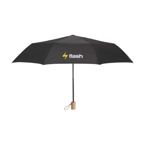 WoW! Parapluie pliable avec une toile pongée 190T polyester en RPET. Avec un cadre et un manche  en acier inoxydable, une belle poignée en bambou, avec une boucle en coton, une fermeture velcro, une housse de rangement et une étiquette RPET. Fonctionnement manuel. Certifiée-RCS. Matière recyclée totale : 18%.