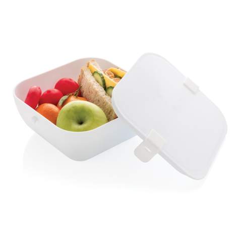 Deze stijlvolle en stevige lunchbox past perfect in een gezonde levensstijl. Door zijn vierkante vorm ideaal voor heerlijke salades, maar ook voor het opwarmen van pasta of gewoon voor je sandwiches. Gemaakt van PP, vaatwasser- en magnetronbestendig. Siliconen grip sluiting. Inhoud 1,1 liter.