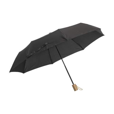 WoW! Parapluie pliable avec une toile pongée 190T polyester en RPET. Avec un cadre et un manche  en acier inoxydable, une belle poignée en bambou, avec une boucle en coton, une fermeture velcro, une housse de rangement et une étiquette RPET. Fonctionnement manuel. Certifiée-RCS. Matière recyclée totale : 18%.