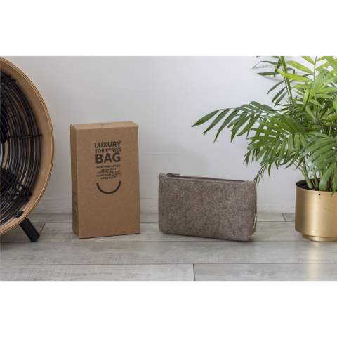 Tasche aus recyceltem Wollfilz, der aus regenerierten Wollfasern (50%), Wolle (30%) und PE (20%) hergestellt wird. Ein nachhaltiges Produkt der Marke MADE out of. Diese Tasche mit YKK-Reißverschluss ist leicht und kann als Kulturtasche, Federmäppchen oder Bag-in-Bag verwendet werden. Das Material ist mit dem Global Recycled Standard-Gütezeichen versehen. Handgefertigt. Niederländisches Design. Made in Holland.  Die geschickte Wiederverwendung von Materialien verleiht diesem Material ein neues Leben und respektiert gleichzeitig die Prinzipien der Kreislaufwirtschaft. Durch den Ragage-Prozess werden Kleidungsstücke auf recycelte Fasern reduziert, getrennt nach Farbe und Typ. Am Ende des Produktionsprozesses sieht der Flor aus wie frisch geschorene Wolle. Das Material wird in Italien hergestellt.  Wirkung – 1 Kilo Filz spart: 541 Liter Wasser 54,50 KG CO2 92kWh  Dies entspricht dem 4,5-maligen Füllen einer Badewanne und dem 150-maligen Aufladen Ihres Laptops.