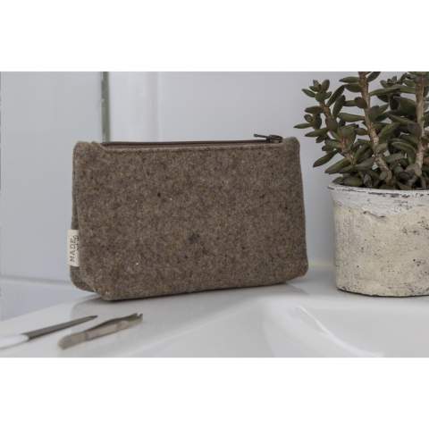 Trousse fabriquée à partir de feutre recyclé. Ce feutre est composé de fibres de laine régénérée (50%), de laine (30%) et de PE (20%). Un produit durable de la marque MADE out of. Cette trousse avec fermeture éclair YKK est légère et peut être utilisée comme trousse de toilette, trousse à crayons ou pochette. Ce matériau porte le label de qualité Global Recycled Standard. Fait main. Design néerlandais. Fabriqué en Hollande. La réutilisation habile des matériaux leur donne une nouvelle vie tout en respectant les principes de l'économie circulaire. Le processus de chiffonnage réduit les vêtements en fibres recyclées, séparées par couleur et par type. À la fin du processus de production, la touffe ressemble à de la laine fraîchement tondue. Le matériau est produit en Italie. Impact - 1 kilo de feutre permet d'économiser 541 litres d'eau 54,50 KG CO2 92 kWh  Cela équivaut à remplir une baignoire 4,5 fois et à charger votre ordinateur portable 150 fois.