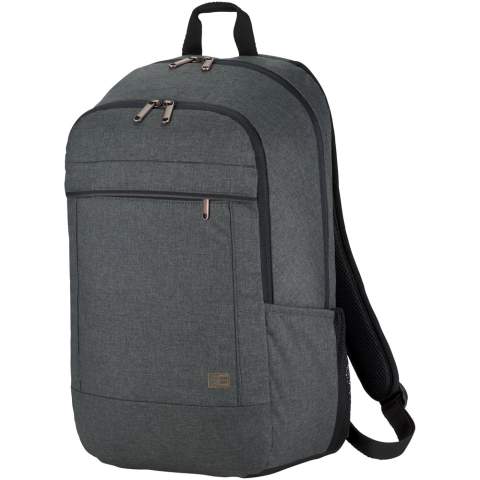 Ein professioneller Laptop-Rucksack, perfekt für alle, die Komfort und Stil in Einklang bringen möchten. Das geräumige Hauptfach verfügt über eine dick gepolsterte Ablage für einen Laptop bis 15 Zoll und eine spezielle Einschubtasche für ein 10,5-Zoll-Tablet. Es gibt ein zusätzliches Fach für die Aufbewahrung eines Netzteils sowie eine Schnellzugriffsfronttasche für kleine Elektronikgeräte. Zwei Seitentaschen ermöglichen den einfachen Zugang zu Wasserflaschen oder anderen Gegenständen. Der Rückengurt befestigt die Tasche sicher an den meisten Rollgepäckstücken. Material in Melange-Farben, Kontaktpunkte aus Kupfer und Zierdetails sorgen für einen modernen, professionellen Look.