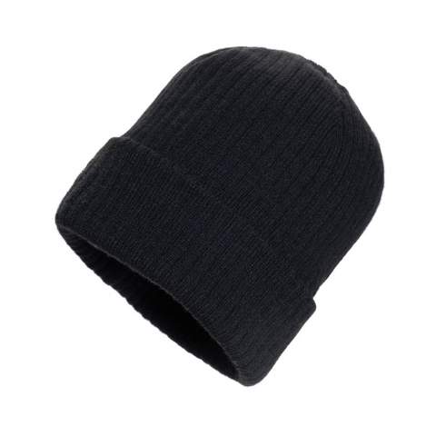 De Pryor-beanie met omslag en een smal ribgebreid ontwerp, vervaardigd uit een blend met gerecycled polyester. Deze combinatie garandeert zowel stijl als veelzijdigheid, en biedt een pasvorm die geschikt is voor iedereen. Met AWARE™-tracer die de echte toepassing van gerecyclede materialen valideert. 2% van de opbrengst van elk verkocht Aware™-product wordt gedoneerd aan Water.org.