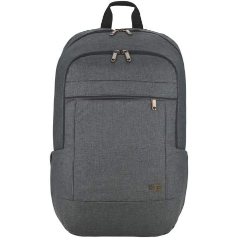 Ein professioneller Laptop-Rucksack, perfekt für alle, die Komfort und Stil in Einklang bringen möchten. Das geräumige Hauptfach verfügt über eine dick gepolsterte Ablage für einen Laptop bis 15 Zoll und eine spezielle Einschubtasche für ein 10,5-Zoll-Tablet. Es gibt ein zusätzliches Fach für die Aufbewahrung eines Netzteils sowie eine Schnellzugriffsfronttasche für kleine Elektronikgeräte. Zwei Seitentaschen ermöglichen den einfachen Zugang zu Wasserflaschen oder anderen Gegenständen. Der Rückengurt befestigt die Tasche sicher an den meisten Rollgepäckstücken. Material in Melange-Farben, Kontaktpunkte aus Kupfer und Zierdetails sorgen für einen modernen, professionellen Look.