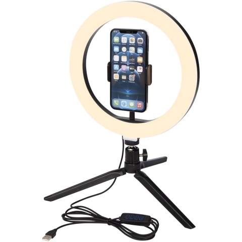 Led ringlamp (23 cm) met statief en telefoonhouder, de ideale gadget voor elke fotograaf/YouTuber/vlogger/content creator die regelmatig streams of uitzendingen doet. De ringlamp werpt een gelijkmatig licht op uw gezicht zonder harde schaduwen. De lamp heeft 120 warmwitte leds die in 10 verschillende helderheidsniveaus kunnen worden ingesteld voor de perfecte lichtinval. Geleverd in een Avenue-geschenkverpakking.