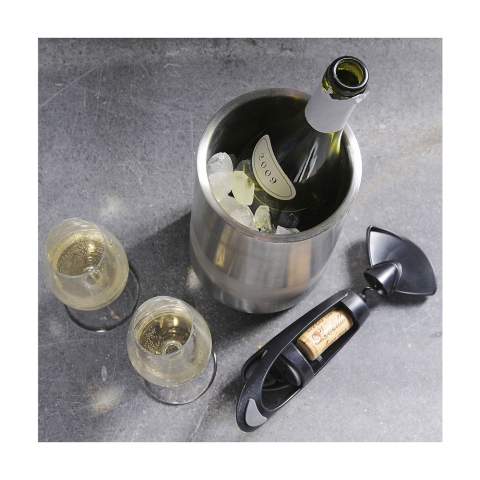 WoW! Dubbelwandige wijnkoeler van gerecycled RVS. Deze strak vormgegeven koeler houdt een fles wijn of champagne perfect op temperatuur. RCS-gecertificeerd. Totaal gerecycled materiaal: 45%. RVS kan vele malen gerecycled worden terwijl de kwaliteit van het materiaal grotendeels behouden blijft. Door het gebruik van gerecycled RVS worden minder nieuwe grondstoffen gebruikt. Dit betekent minder energieverbruik en minder gebruik van water. Een verantwoorde keuze. Per stuk in kraft doos.