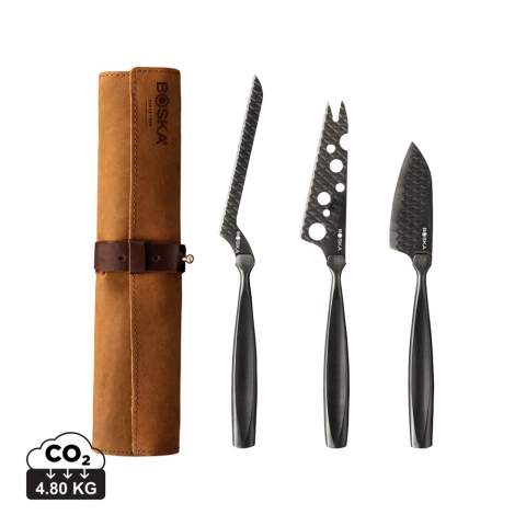 From soft Brie to hard Parmesan, the Cheese Knife Set Monaco+ Black from BOSKA – a B Corporation certified company – offers the perfect cutting solution for every type of cheese. These unique stainless steel, non-stick knives, complete with a genuine leather sleeve, make an ideal and stylish gift for true cheese lovers and cooking enthusiasts. This set is refrigerator-safe, handwash only, and backed by a 10-year guarantee.