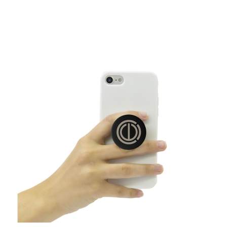 Le PopSockets® est un accessoire multifonction très pratique pour téléphone. Avec un interchangeable PopGrip en plastique et un interchangeable PopTop élégant en aluminium. Fixez cet élément avec la bande adhésive 3M au dos de votre téléphone et profitez de ses fonctionnalités pratiques : prise confortable pour une tenue optimale, support fonctionnel et support pour selfie. Peut se positionner dans 2 positions de pop-up différentes et flexible afin que vous puissiez mettre le smartphone dans n'importe quelle position. PopSocket® est facile à enlever et peut être réutilisé jusqu'à 10 fois. Convient à tous les modèles courants de smartphones, iPhones et autres appareils. Pour une utilisation optimale et préserver au mieux votre PopSocket®, lisez les instructions fournies.   Informations supplémentaires sur le délai de livraison : 60 - 500 pièces : 1 semaine, 500 - 1 500 pièces : 2 semaines. À partir de 1 500 pièces, prix et délai de livraison sur demande. Les Popsockets® ne sont fournis qu'avec une gravure au laser.