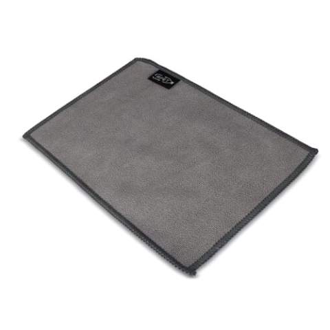 Un chiffon de nettoyage pour les écrans et les lunettes en 400g/m² de PET 100% recyclé. Une face est en microfibre lisse et l'autre face est en tissu éponge pour offrir de multiples possibilités de nettoyage. Personnalisez ce produit sur toute sa surface grâce à un motif de sublimation en couleur. Cet article est fabriqué à partir de matériaux recyclés certifiés GRS.