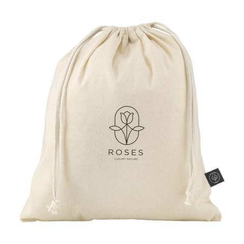 Sac cadeau en coton recyclé (150 g/m²). Avec cordons de serrage en polyester recyclé et coton recyclé. Original comme emballage cadeau et adapté au rangement d'objets. Certifié GRS. Matière recyclée totale : 95%. Capacité env. 1,5 litre.