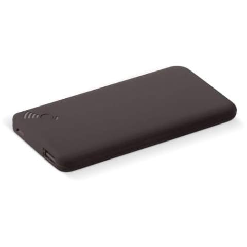 Platte draadloze powerbank met rubberized finish en een capaciteit van 4.000mAh. Door de zuignappen op de powerbank blijft de telefoon verbonden met het draadloos laadgebied. Er kan ook gebruik worden gemaakt van de bijgeleverde kabel om de telefoon op te laden.