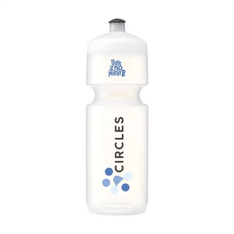 WoW!  Cette bouteille de sport est fabriquée à partir de canne à sucre. Cette révolution des bouteilles d'eau n'est pas seulement idéale pour le sport dans le cadre d'un mode de vie sain, elle contribue également à un meilleur environnement. La bouteille d'eau biologique n'a pas l'odeur ni le goût du plastique comme le font les bouteilles d'eau en plastique ordinaires, et bien sûr, elle est également sans BPA. Capacité 750 ml.
La bouteille bio est fabriquée dans le respect de l'environnement : aucune matière première rare n'est utilisée pour la production - uniquement de la canne à sucre renouvelable. La culture de la canne à sucre absorbe le CO2 et réduit les émissions de gaz à effet de serre. Les matériaux utilisés répondent aux exigences de sécurité alimentaire et sont entièrement recyclables.
Un avantage supplémentaire est que la bouteille bio n'a pas d'odeur ni de goût comme le plastique. Nous voulons encourager les gens à boire de l'eau du robinet comme alternative saine, bon marché et écologique à l'eau vendue dans des bouteilles en plastique jetables. Vous pouvez utiliser la bouteille bio non seulement pendant l'exercice, mais aussi en déplacement à la place des bouteilles jetables. En bref : une alternative durable et saine à une bouteille en plastique ordinaire !