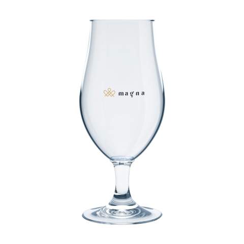 Kunststof bierglas op voet, van het merk HappyGlass. Speciaal ontworpen voor het schenken van speciaalbieren. Door de tulpvormige kelk komen de smaak en geur van het bier goed tot hun recht. Vervaardigd van helder, transparant BPA-vrij copolyester Tritan. Nagenoeg onbreekbaar, licht in gewicht. Zeer geschikt voor gebruik op (sport)events, festivals en concerten waar dikwijls een glasverbod geldt. Dit kwaliteitsglas is geschikt voor meermalig gebruik. Dit product is vaatwasserbestendig. Voor behoud van de opdruk wordt met de hand afwassen aanbevolen. Inhoud 500 ml. Made in The Netherlands.