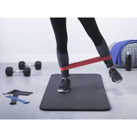 Een set met 3 verschillende, rubberen weerstandsbanden (afm. 60 x 5 cm) in verschillende sterktes voor een optimale training: 2,5 kg/5,5 lbs, 7 kg/15 lbs en 9 kg/20 lbs. Een handig hulpmiddel bij het stretchen en om spieren te versterken. De fitnessbanden worden per set geleverd in een polyester pouch.