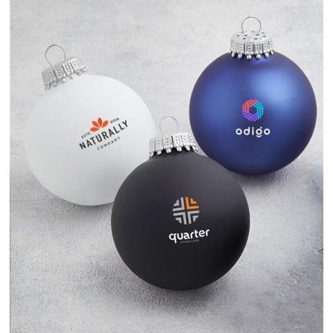 Lot de 4 boules de Noël en verre. Les boules sont en verre (et non en plastique) et produites en Europe. Le verre est un produit naturel composé à 70% de sable. Les boules en verre ont un diamètre de 60 mm. Emballées par 4 pièces. Fabriquée en Allemagne.