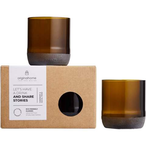 Lot de deux verres à boire artisanaux de 160 ml fabriqués à partir de bouteilles de bière vides recyclées, un déchet de l'industrie hôtelière de Goa, en Inde. Ces verres à boire conviennent parfaitement à tout type de boisson, ce qui les rend idéaux pour un usage quotidien ou pour des occasions spéciales. Livrés dans une boîte cadeau.