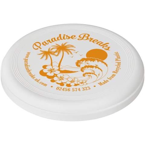 Un frisbee solide fabriqué à partir de plastique recyclé provenant des océans. Le matériau a été collecté dans un rayon de 50 km des côtes asiatiques et présente une finition mouchetée en raison de la nature du matériau recyclé. Conforme à la norme EN71. 