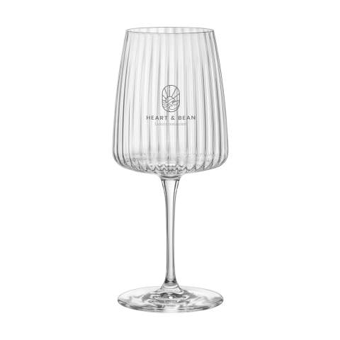 Wine glass made of clear glass. The special bowl features ribbed glass on the inside, a smooth exterior, and a flat bottom, giving the glass an elegant, non-conventional appearance. This exclusive wine glass is suitable for serving red wine. A beautiful glass for use in both private settings and catering establishments. Dishwasher safe. Capacity 535 ml.