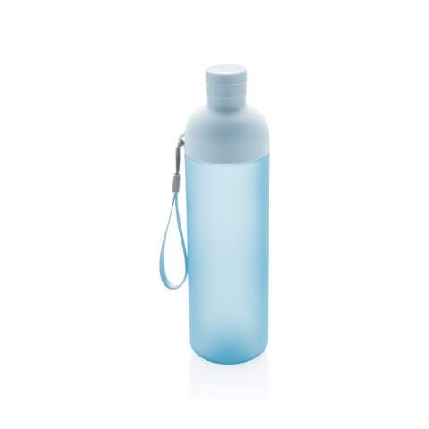 Vermeiden Sie die Verwendung von Plastikflaschen mit dieser auslaufsicheren Tritan-Wasserflasche. Mit ihrem frischen Design und dem gefrosteten Körper ist die Flasche nicht nur einfach zu tragen, sondern auch schön anzusehen. Das geteilte Körperdesign erleichtert die Reinigung und eignet sich hervorragend, wenn Sie Ihrer Flasche Eiswürfel hinzufügen möchten. Zusätzlich hat sie ein Gurt zum einfachen Tragen. Inhalt: 600ml. BPA frei. 2% des Erlöses jedes verkauften Produkts der Impact Collection werden an Water.org gespendet. Nur Handwäsche.