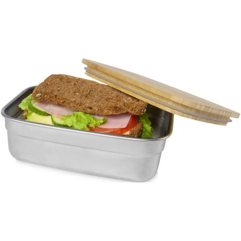 Deze roestvrijstalen lunchtrommel heeft een inhoud van 700 ml en een bamboe deksel met een siliconen afdichting om de lunchtrommel goed gesloten te houden. Wordt geleverd met een elastische bandsluiting, waardoor het deksel onderweg stevig op zijn plaats blijft. De gebruikte bamboe wordt ingekocht en geproduceerd volgens duurzame normen. De container is vaatwasmachinebestendig, zonder het deksel.