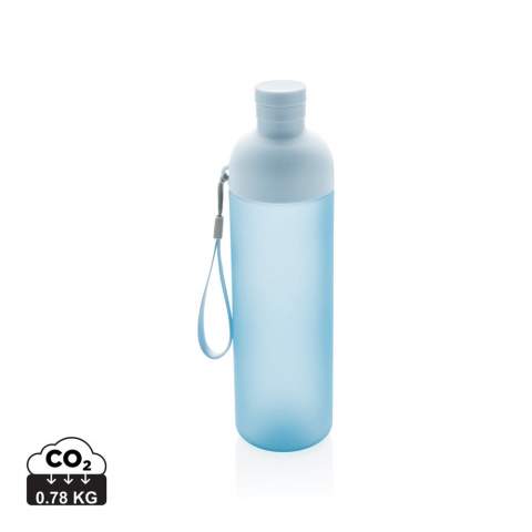 Vermeiden Sie die Verwendung von Plastikflaschen mit dieser auslaufsicheren Tritan-Wasserflasche. Mit ihrem frischen Design und dem gefrosteten Körper ist die Flasche nicht nur einfach zu tragen, sondern auch schön anzusehen. Das geteilte Körperdesign erleichtert die Reinigung und eignet sich hervorragend, wenn Sie Ihrer Flasche Eiswürfel hinzufügen möchten. Zusätzlich hat sie ein Gurt zum einfachen Tragen. Inhalt: 600ml. BPA frei. 2% des Erlöses jedes verkauften Produkts der Impact Collection werden an Water.org gespendet. Nur Handwäsche.