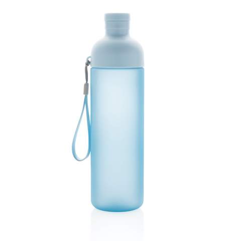 Vermeiden Sie die Verwendung von Plastikflaschen mit dieser auslaufsicheren Tritan-Wasserflasche. Mit ihrem frischen Design und dem gefrosteten Körper ist die Flasche nicht nur einfach zu tragen, sondern auch schön anzusehen. Das geteilte Körperdesign erleichtert die Reinigung und eignet sich hervorragend, wenn Sie Ihrer Flasche Eiswürfel hinzufügen möchten. Zusätzlich hat sie ein Gurt zum einfachen Tragen. Inhalt: 600ml. BPA frei. 2% des Erlöses jedes verkauften Produkts der Impact Collection werden an Water.org gespendet. Nur Handwäsche.