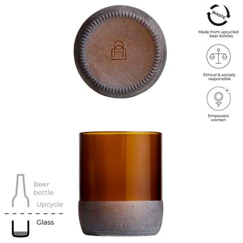 Lot de deux verres à boire artisanaux de 160 ml fabriqués à partir de bouteilles de bière vides recyclées, un déchet de l'industrie hôtelière de Goa, en Inde. Ces verres à boire conviennent parfaitement à tout type de boisson, ce qui les rend idéaux pour un usage quotidien ou pour des occasions spéciales. Livrés dans une boîte cadeau.