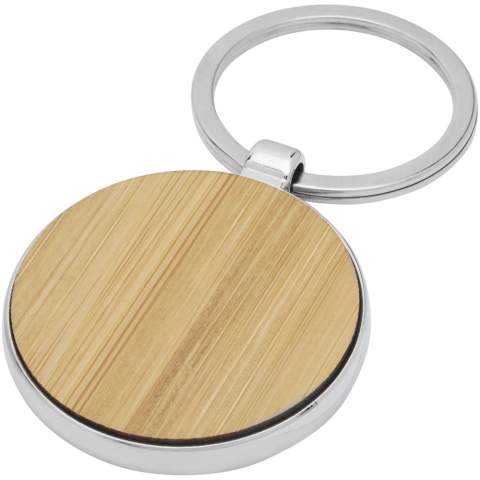 Ronde sleutelhanger van premiumkwaliteit, gemaakt van bamboe met metalen behuizing uit zinklegering, geleverd in een bruine gerecycleerd kraft  papieren envelop. De diameter van de sleutelhanger is 4 cm. Gemaakt voor lasergraveren. 