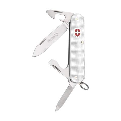 Original Schweizer Taschenmesser von Victorinox mit stabilem und hochwertigem Alox-Griff. Die rostbeständigen Griffe bestehen aus gestanztem Aluminium für zusätzlichen Halt. Das Messer hat einer Einlage aus anodisiertem Aluminium und Tools aus 100% recyceltem Stahl. Ein praktisches, leichtes und schlankes Taschenmesser, das sich leicht verstauen lässt. 4-teilig mit 9 Funktionen: großes Messer, Dosenöffner mit kleinem Schraubenzieher 3 mm, Kapselheber mit großem Schraubenzieher 6 mm, Isolierzange, Nagelfeile, Nagelreinigungswerkzeug, Schlüsselring. Inklusive Anleitung und lebenslanger Garantie auf Material- und Herstellungsfehler. Victorinox Messer sind ein globales Symbol für Zuverlässigkeit, Funktionalität und Perfektion. Beachten Sie, dass möglicherweise lokale Vorschriften für den Besitz und / oder das Tragen von Messern oder Multitools in der Öffentlichkeit gelten. Pro Stück in einer Verpackung.