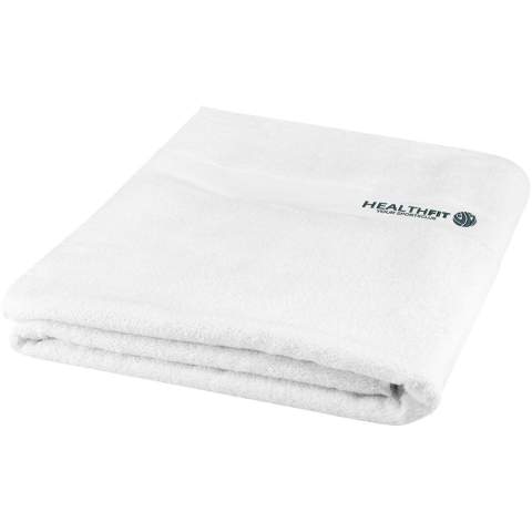 Hoogwaardige en duurzame handdoek van 550 g/m² die heerlijk dik, zijdeachtig en superzacht is voor de huid. Dit artikel is gecertificeerd volgens STANDARD 100 door OEKO-TEX®. Dit garandeert dat het textielproduct is vervaardigd met behulp van duurzame processen onder milieuvriendelijke en maatschappelijk verantwoorde arbeidsomstandigheden en vrij is van schadelijke chemicaliën of synthetische materialen. Verkrijgbaar in een verscheidenheid aan prachtige kleuren om elke huis- of hotelbadkamer te verfijnen. De handdoek is geverfd met een waterloos verfproces dat de vraag naar zoetwater vermindert en de grote hoeveelheden vervuild water voorkomt die typisch zijn voor verfprocessen op waterbasis. Grootte van de handdoek: 100 x 180 cm. Gemaakt in Europa. 