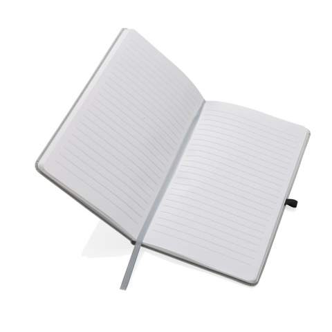 Schreiben Sie alle Ihre Notizen und kreativen Ideen in diesem A5-Hardcover-Notizbuch aus PU auf. Stilvoll und mit einem schönen Finish. Das Notebook verfügt über 80 Blatt/160 Seiten, 70gr/ qm weiß gefärbtes Recyclingpapier, und hat ein vertikales Gummiband sowie eine Stiftschlaufe.<br /><br />NotebookFormat: A5<br />NumberOfPages: 160<br />PaperRulingLayout: Linierte Seiten