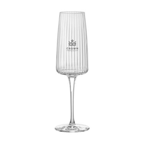 Champagne flûte van helder glas. De bijzondere kelk heeft geribbeld glas aan de binnenzijde, een gladde buitenzijde en een platte bodem. Hierdoor krijgt het glas een elegante, niet alledaagse uitstraling. Een exclusief glas voor het serveren van champagne en mousserende wijn. Zeer geschikt voor gebruik in de horeca en bij speciale gelegenheden. Vaatwasserbestendig. Inhoud 255 ml.