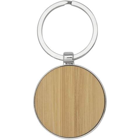 Ronde sleutelhanger van premiumkwaliteit, gemaakt van bamboe met metalen behuizing uit zinklegering, geleverd in een bruine gerecycleerd kraft  papieren envelop. De diameter van de sleutelhanger is 4 cm. Gemaakt voor lasergraveren. 