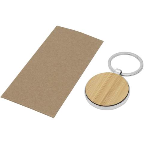 Ronde sleutelhanger van premiumkwaliteit, gemaakt van bamboe met metalen behuizing uit zinklegering, geleverd in een bruine gerecycleerd kraft  papieren envelop. De diameter van de sleutelhanger is 4 cm. Gemaakt voor lasergraveren. 