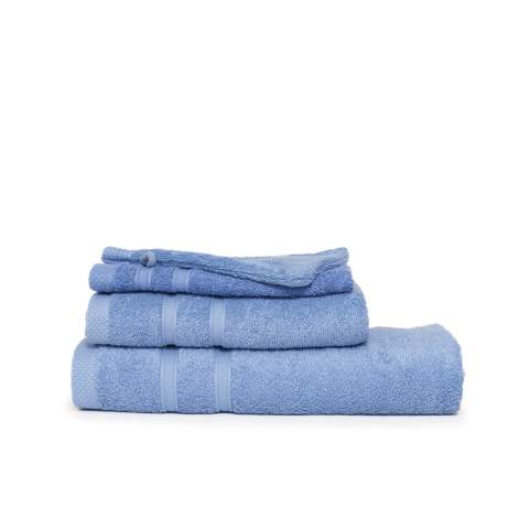 This bamboo towel, measuring 30 x 50 cm, is ideal for use in the bathroom, toilet and kitchen for drying your hands. This towel also has a thickness of 600 gr/m2. This indicates that this towel has an exceptional softness.<br />This item is available in 6 beautiful colors and mainly made from bamboo cotton. This extremely soft towel is produced as environmentally friendly as possible. Drying has never been so nice!<br />This item from The One Towelling® brand is inspired by the beautiful colors of Cuba.