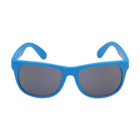 These fashionable sunglasses have a frame that is made from recycled plastic. With UV400 protection (according to European standards). GRS certified. Total recycled material: 66%.