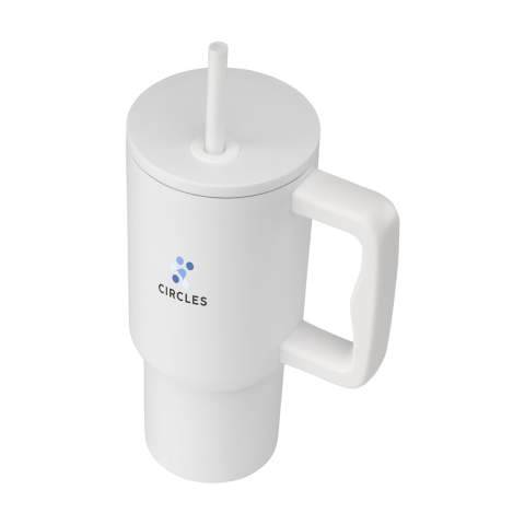 WoW! Large, double-walled drinking cup made from recycled stainless steel with straw. The striking, sturdy mug has a large, plastic handle and a screw-on lid with an opening for the included plastic straw. This huge mug keeps drinks at temperature for longer periods of time. Suitable for cold and hot drinks. Without a straw, the temperature is not lost thanks to the silicone seal in the lid. This mug can go anywhere. Ideal for the gym or the office. Thanks to the conical, narrow bottom, the cup fits in almost any cup holder, making it perfect for on the go. Not dishwasher-safe. RCS-certified. Total recycled material: 75%. Capacity 900 ml. Each item is supplied in an individual brown cardboard box.