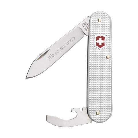 Couteau Suisse original de la marque Victorinox avec poignée en Alox robuste et de haute qualité. Les poignées résistantes à la rouille sont en aluminium perforé pour une meilleure adhérence. Le couteau est doté de plaques intermédiaires en aluminium anodisé dur et des outils en acier recyclé à 100%. 2 pièces avec 5 fonctions: grand couteau, ouvre-boîte avec tournevis 5 mm, décapsuleur, pince à dénuder. Comprend un mode d'emploi et une garantie à vie contre les défauts de matériaux et de fabrication. Victorinox est le symbole mondial de qualité, fiabilité, fonctionnalité et perfection. Attention, la législation en vigueur s'applique concernant la possession et / ou le transport de couteaux ou d'outils multifonctions en public. Par pièce dans une boîte.