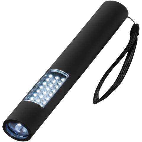 Torche magnétique élancée qui dispose de trois modes. Le premier mode est une lampe de poche à 4 LED 4, le deuxième mode est une lumière à 24 LED, et le troisième mode regroupe les deux premiers. Dos magnétique pour un rangement facile ou pour un positionnement sur des surfaces métalliques lors de l'utilisation. Bouton-poussoir. Avec dragonne. Présentation dans un coffret cadeau STAC. Piles fournies et insérées. Design Exclusif.