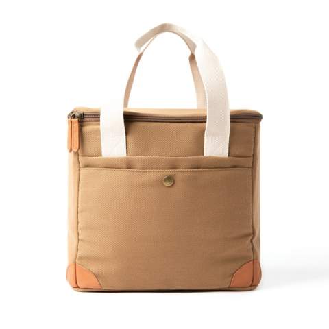 Eine elegante Kühltasche aus recyceltem Polyester, gewebt im Stil von strapazierfähigem Canvas-Twill. Außenmaterial aus 100% recyceltem Polyester aus PET-Flaschen. Exklusive Details aus wasserbasiertem PU, bei dem hauptsächlich Wasser als Ersatz für starke Lösungsmittel im Produktionsprozess verwendet wird. Dieses Verfahren ist besser für die Umwelt, aber vor allem für die Fabrikarbeiter. Die Kühltasche ist mit extra dickem Schaumstoff isoliert und mit PEVA gefüttert, einem Material, das leicht sauber zu halten ist. Volument:13 Liter