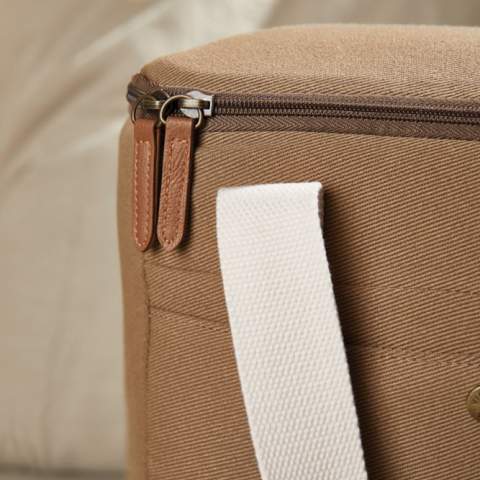 Eine elegante Kühltasche aus recyceltem Polyester, gewebt im Stil von strapazierfähigem Canvas-Twill. Außenmaterial aus 100% recyceltem Polyester aus PET-Flaschen. Exklusive Details aus wasserbasiertem PU, bei dem hauptsächlich Wasser als Ersatz für starke Lösungsmittel im Produktionsprozess verwendet wird. Dieses Verfahren ist besser für die Umwelt, aber vor allem für die Fabrikarbeiter. Die Kühltasche ist mit extra dickem Schaumstoff isoliert und mit PEVA gefüttert, einem Material, das leicht sauber zu halten ist. Volument:13 Liter