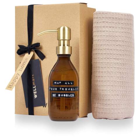 Geschenkset met 250 ml handzeep met bamboegeur en een beige theedoek van biologisch katoen. Deze set is perfect als cadeau voor elke gelegenheid.